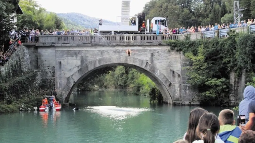 Direkcija za infrastrukturo želi skoraj sto let star most na Mostu na Soči poru&scaron;iti, a s predlogom novega je razjezila krajane.