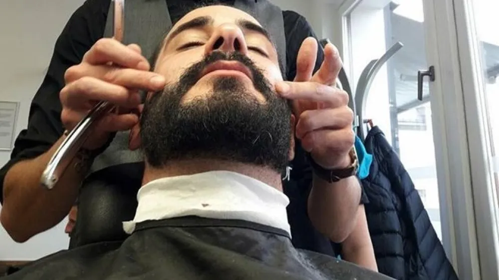 Matic &Scaron;vigelj pravi, da  britje  pogosto povzroči izpu&scaron;čaje, rdečino, skelenje in suho kožo, zato  za negovanje priporoča izdelke, ki ne vsebujejo alkohola.