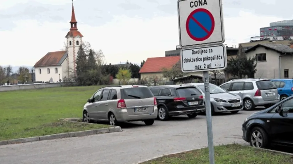 Nekateri obiskovalci pokopali&scaron;ča Stožice opozarjajo, da je  na voljo premalo parkirnih prostorov.