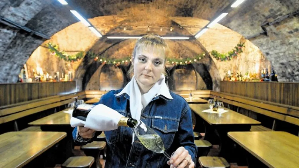 V prazničnem decembru poide od 25 do 30 odstotkov steklenic penine, ki jih napolnijo v Radgonskih goricah.