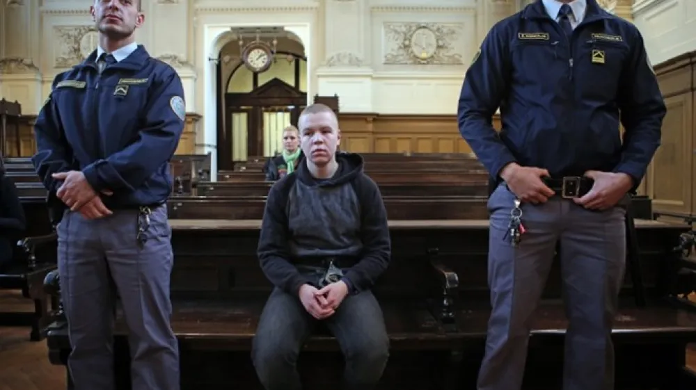 Simon Vogel, ki so ga na predobravnavni narok pripeljali iz ljubljanskega pripora, je priznal umor svojega dekleta.