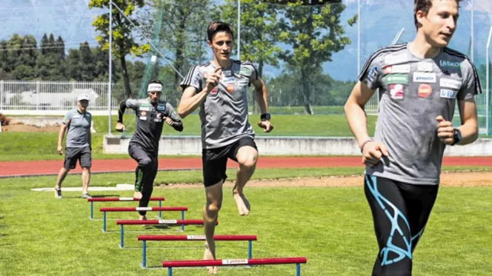 Slovenski smučarji skakalci (z desne) Jurij Tepe&scaron;, Peter Prevc in Robert Kranjec so trenirali sedem mesecev, da bodo zdaj dobre &scaron;tiri mesece tekmovali na snegu.