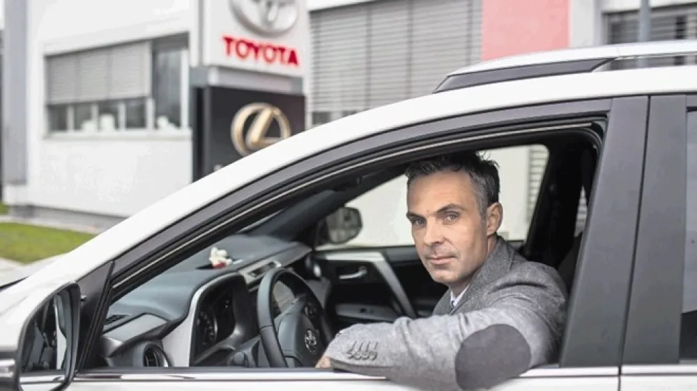 Primož Tiringar: Prepričan sem, da bo leta 2030 v Sloveniji veliko električnih vozil, že zato, ker smo Slovenci iz leta v leto okoljsko vse bolj zavedni. Ko bo tedaj moj sin opravil vozni&scaron;ki izpit, sem prepričan, da bova na prvo vožnjo &scaron;la  z avtom, ki bo električno gnan.