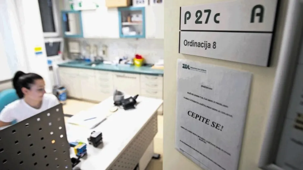 Ob nižanju praga, pri katerem lahko v osnovnem zdravstvu odklanjajo dodatne bolnike, ljudje vse težje pridejo do   osebnega zdravnika.