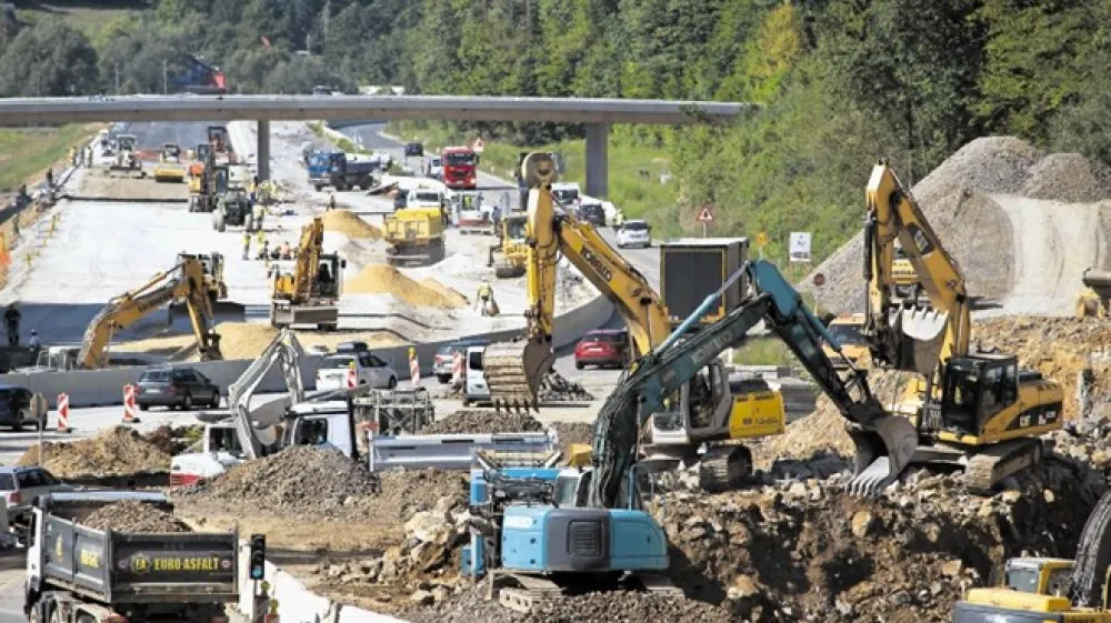 Zadnji nedokončani odsek med &Scaron;entiljem in Gru&scaron;kovjem pospe&scaron;eno gradi Euro Asfalt, ki naj bi dela dokončal prihodnjo jesen.