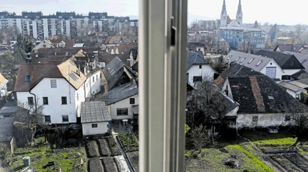 Velik del družinskih hi&scaron; in tudi drugih stavb danes ni vpisan v kataster  stavb, ker tak&scaron;nega vpisa na osnovi  geodetskega elaborata država za objekte izpred leta 2003 niti ne zahteva.