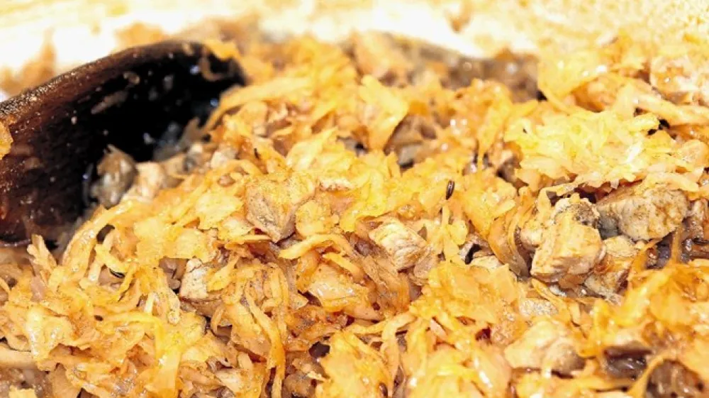 J&oacute;zsef Sz&eacute;kely, znani madžarski dobrojedec, novinar in pisatelj, naj bi vstopil v neko restavracijo tik pred zapiranjem. Natakar mu je povedal, da je vsega zmanjkalo, ostalo naj bi le &scaron;e nekaj kuhanega mesa in kislega zelja. Sz&eacute;kely je naročil, naj pogrejejo vse skupaj, in nastal je segedin.