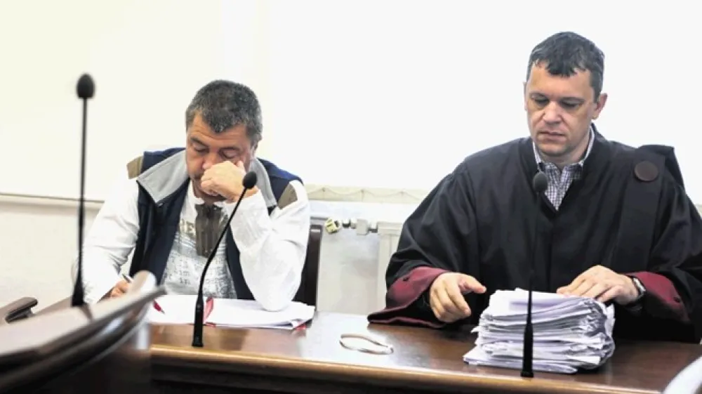 Upokojeni vodja domžalskih policistov Božidar Fekonja (levo) se ob pomoči odvetnika Borisa Kandutija brani kot nedolžen. Zanika vseh dvanajst kaznivih dejanj, ki mu jih očita tožilstvo.