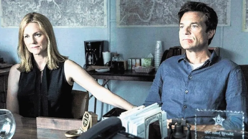 Serija Ozark je ime dobila po odročnem turističnem  kraju, kamor  se na  mafijsko pot poda &raquo;tipična&laquo; ameri&scaron;ka družina iz mesta.