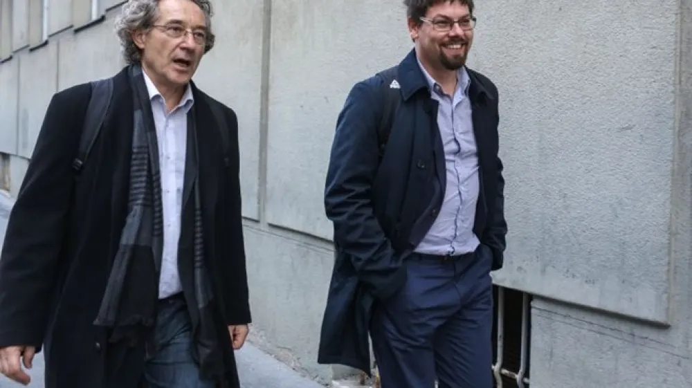 Branimir &Scaron;trukelj in Jakob Počivav&scaron;ek sta lani v odnosu do vlade nastopala enotno, zdaj pa se ne strinjata o tem, kako bi se bilo treba bojevati za vi&scaron;je plače.