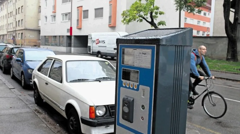 Stanovalci, ki želijo parkirati na območju plačljivega parkiranja, si lahko uredijo letno dovolilnico.