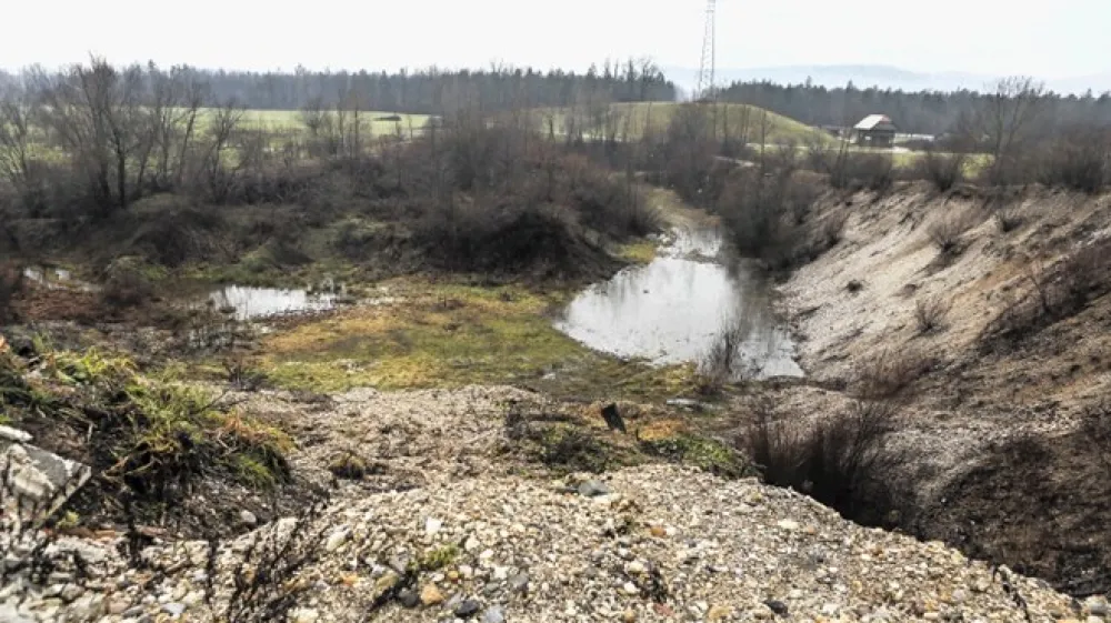 Krajani Gameljn so nezaupljivi do načrtov, po katerih naj bi v opu&scaron;čeno gramoznico  navozili material, izkopan pri povečevanju struge Malega grabna v okviru protipoplavnih ureditev.