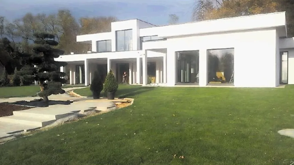 Za družinsko hi&scaron;o na Ptuju je nekdanji policist Aleksander Vrbnjak zatrdil, da je bila zgrajena s po&scaron;teno zasluženo in prihranjeno gotovino.