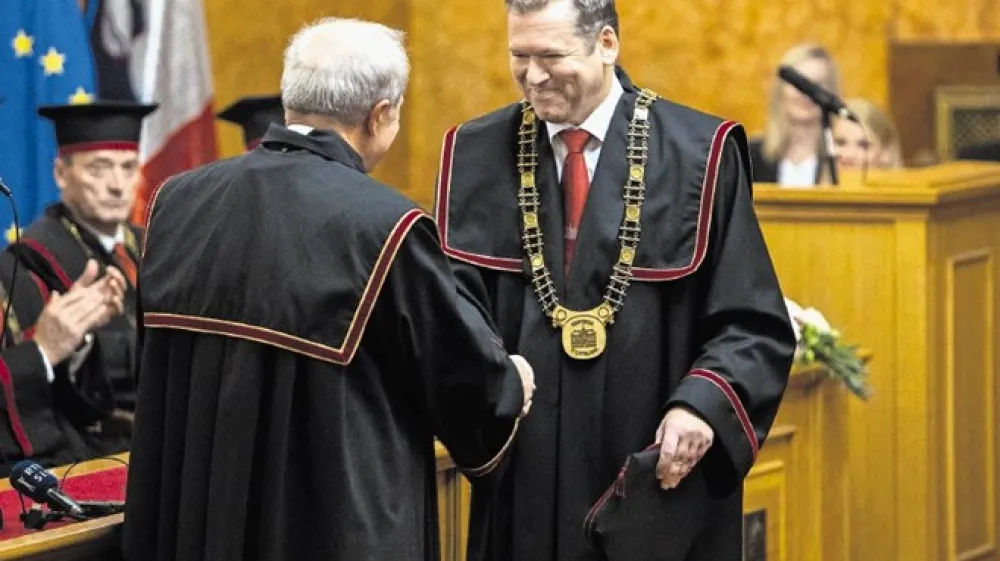 Prej&scaron;nji rektor Ivan Svetlik je novemu rektorju Igorju Papiču (desno) prepustil tudi nekaj nerazre&scaron;enih etičnih problemov.