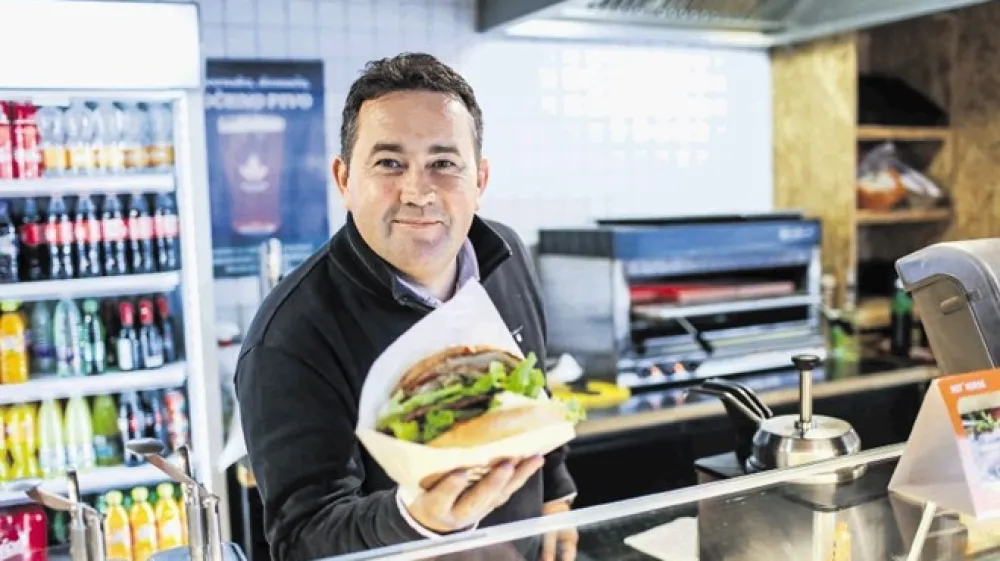 Jure Ažman, lastnik Hot Horsa, ki slovi po klasičnem konjskem burgerju in burgerju z mesnim sirom.