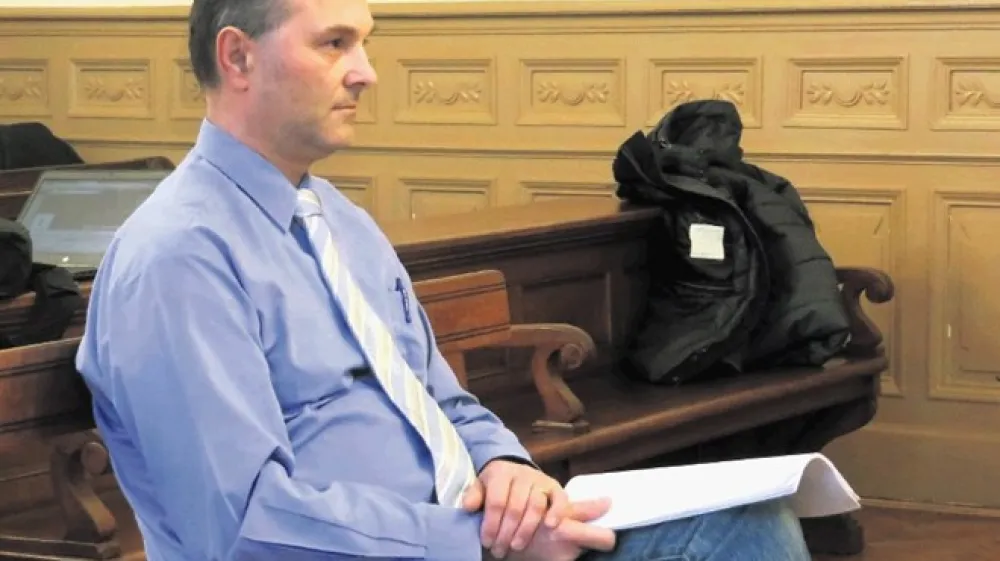 Bo&scaron;tjan Brumen, nekdanji glavni  tajnik  biv&scaron;ega rektorja mariborske univerze  Ivana Rozmana, se pred mariborskim sodi&scaron;čem  brani očitka, da je z zlorabo uradnega položaja omogočil brezplačne smučarske počitnice univerzitetne elite na Kopah.