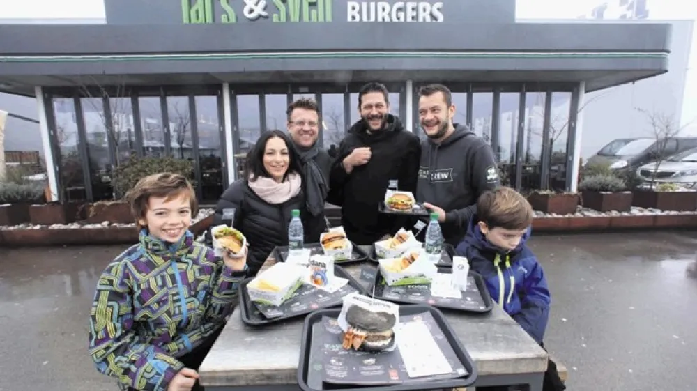 Med &scaron;estimi lokali, ki smo jih predstavili v Dnevniku, ste bralci z glasovanjem določili, da najbolj&scaron;e burgerje v Ljubljani pečejo pri Lars&amp;Sven Burgers.