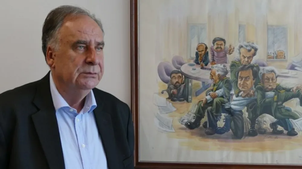Bogić Bogićević ob karikaturi, na kateri so takratni člani jugoslovanskega predsedstva: &raquo;Demokratična Evropa je na balkansko klanje gledala kot na humanitarno katastrofo. Medtem ko so v salonih pili viski, so nam po&scaron;iljali pomoč, staro 50, 60 let &ndash; vietnamske kekse in kambo&scaron;ke ribe. To je bilo du&scaron;ebrižni&scaron;tvo demokratične Evrope, ki je zdaj pred razpadom.&laquo;