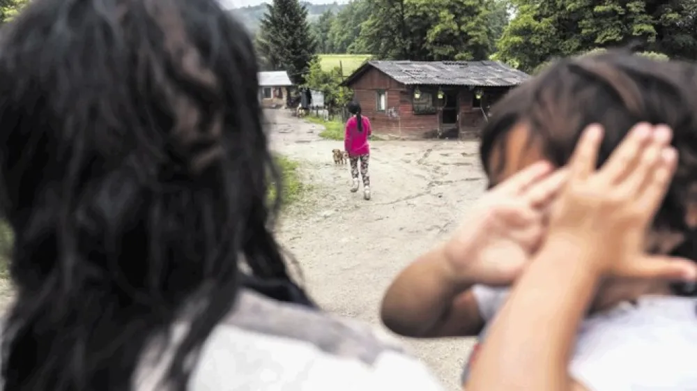 In&scaron;pektorji  se spra&scaron;ujejo, ali je postopke zaradi neobiskovanja pouka  smiselno voditi, saj glob ni mogoče niti prisilno izterjati od prejemnikov socialne pomoči. Največkrat so sicer  oglobljeni Romi na jugovzhodu države.