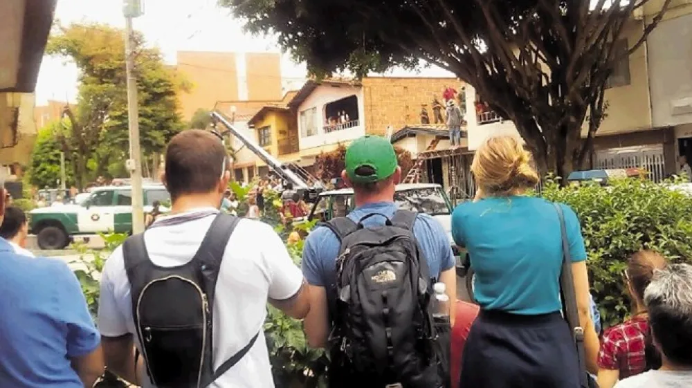 Zaključni prizor druge sezone serije Narcos (na fotografiji)  je  Netflix posnel na sosednji strehi od tiste, kjer je bil v resnici ubit narkokralj Pablo Escobar. Noe Reyes