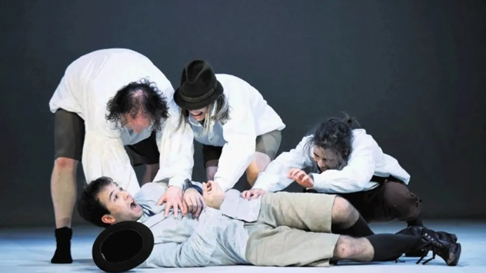 Dokler Klepec ne pridobi čudežne moči, je &scaron;ibak in pla&scaron;en deček.