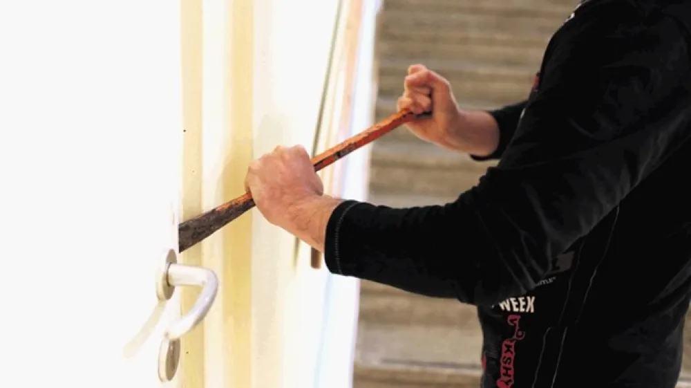 Gorenjski  policisti so prijeli storilca, ki je v okolici Kranja, predvsem v vaseh Britof in Predoslje, vlamljal z naviranjem oken in vrat.