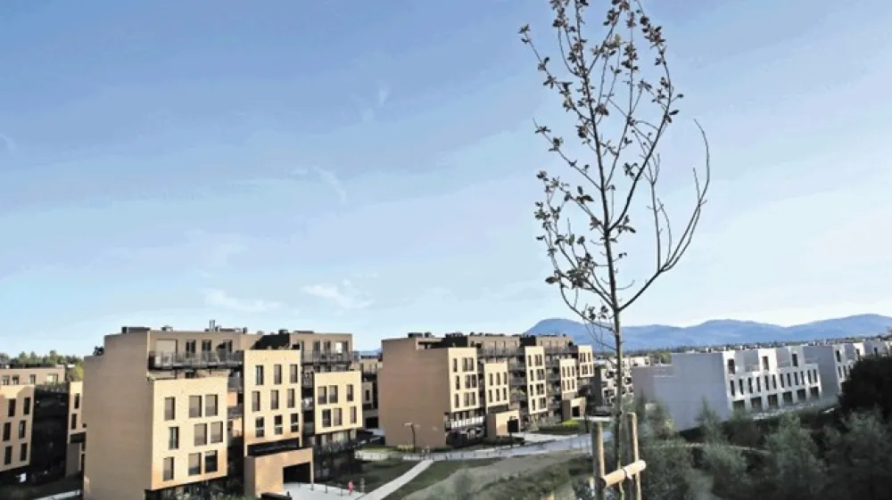 Kdor je kupil &scaron;e nevseljeno novo stanovanje ali pa si zgradil novo hi&scaron;o, lahko občino zaprosi za oprostitev plačila nadomestila za uporabo stavbnega zemlji&scaron;ča za pet let. Ob tem mora dokazati, da je plačal komunalno opremljanje zemlji&scaron;ča oziroma da je bilo to v&scaron;teto v ceno  stanovanja.