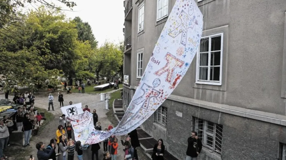 Lani so otroci Pionircu za&scaron;ili srajčico. Stavbo so odeli v sliko velikanko.