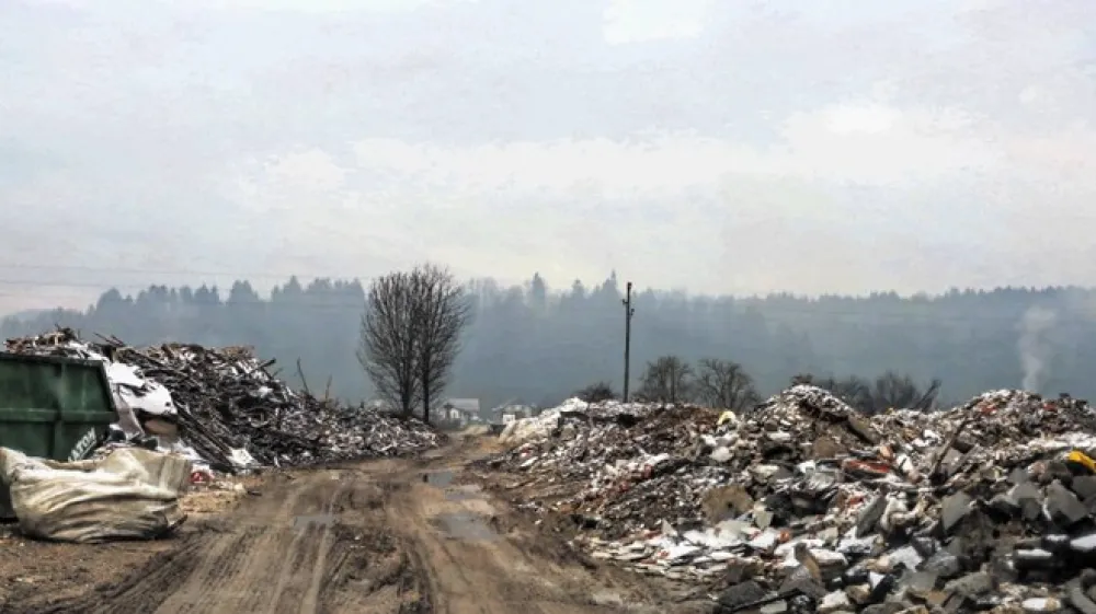 Kljub &scaron;tevilnim ukrepom in&scaron;pekcije podjetje Rematom &scaron;e vedno ni odstranilo odpadkov.