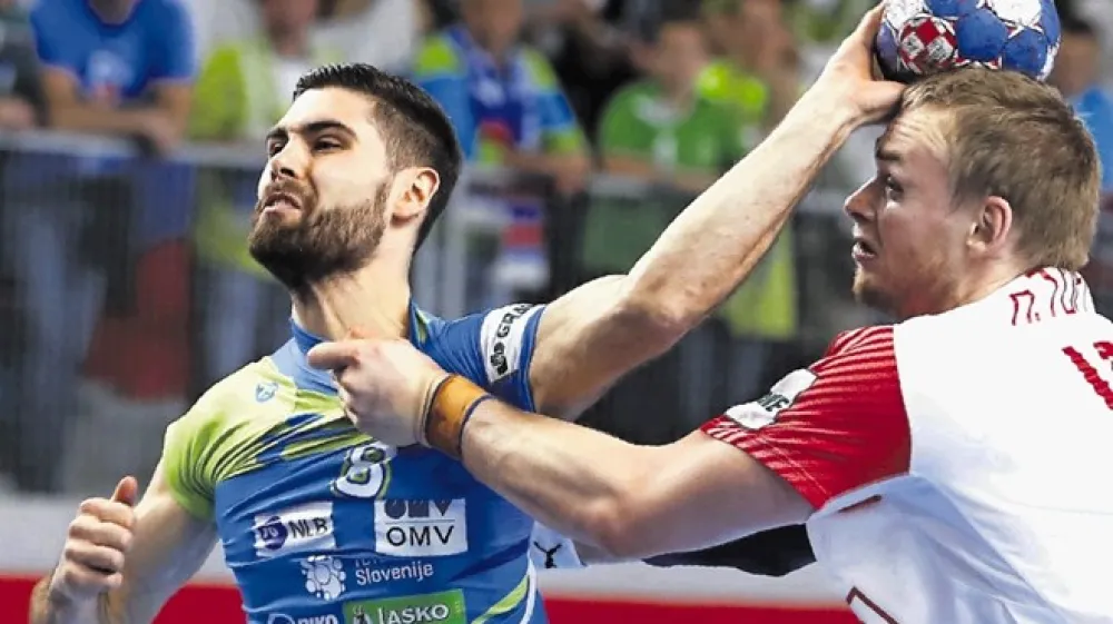 Krilni igralec Blaž Janc (z žogo) je z 12 goli na &scaron;tirih tekmah četrti strelec Slovenije na EP na Hrva&scaron;kem.