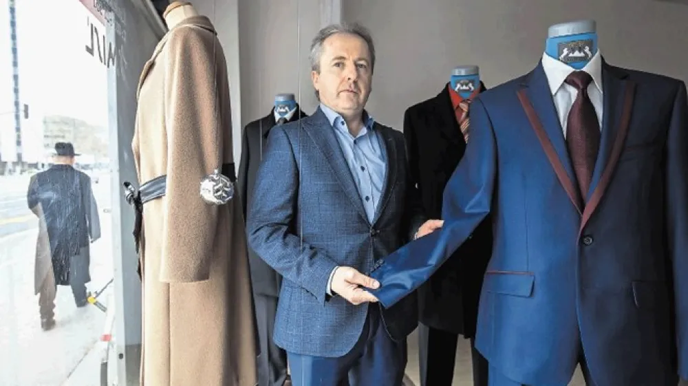 Razmi&scaron;ljal je o gradbeni&scaron;tvu in avtoprevozni&scaron;tvu, danes pa se lahko krojač Branko Vratar pohvali z znanjem, ki ga ima le redkokdo, in ni mu žal za nič. Kroji in &scaron;iva večinoma poslovne in poročne mo&scaron;ke obleke.