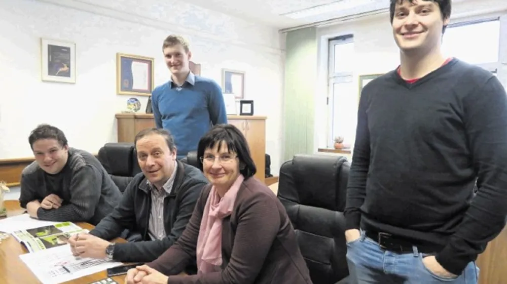 Družina Mesec: ob glavi družine in direktorju podjetja Borisu Mescu ter soprogi Marinki, ki skrbi za administracijo, so z leve proti desni sinovi Uro&scaron;, Simon in najmlaj&scaron;i Gregor.