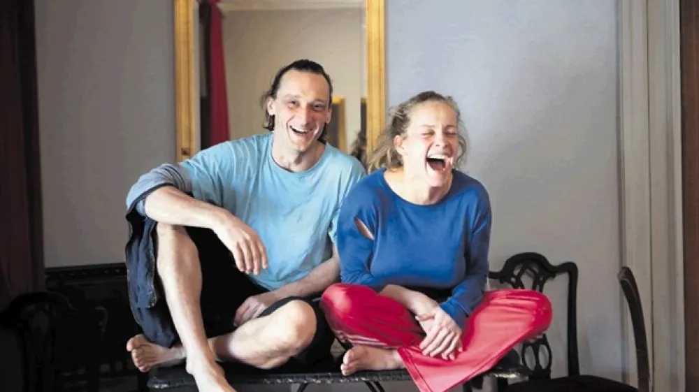 &raquo;Druži naju to, da v odrskem izrazu spadava med tiste, ki so precej energični. In teh &scaron;est ur se ukvarjava zlasti z različnimi izrabami tega presežka energije,&laquo; o performansu Skupaj namigneta Marko Mandić in Leja Juri&scaron;ić.