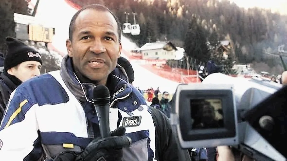 Za prvi afri&scaron;ki nastop na olimpijskih igrah se &scaron;teje spust po smuka&scaron;ki progi na Bjela&scaron;nici leta 1984 v Sarajevu. Izvedel ga je senegalski smučar  Lamine Gueye.