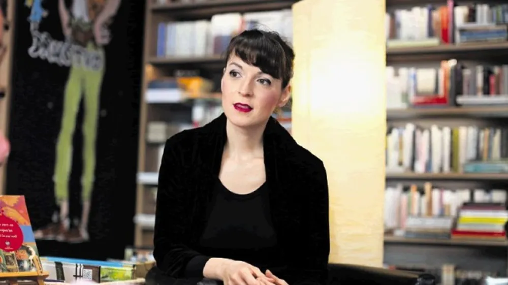 &raquo;Knjigarna se ves čas otepa rdečih &scaron;tevilk, založba jo re&scaron;uje. A po drugi strani je to na&scaron; razstavni prostor. Knjižna produkcija na Slovenskem je potentna, sveže knjige so sveže kratek čas, kar pomeni, da po urnem postopku zapu&scaron;čajo knjigarne, da bi jih nadomestile nove. Pomembno je vztrajati,&laquo; pravi glavna urednica založbe Sanje Tja&scaron;a Koprivec.