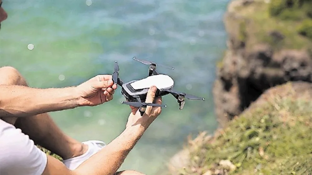 Če so se otroci včasih neizmerno zabavali z daljinsko vodenimi avtomobilčki, so njihovo vlogo v zadnjih letih prevzeli tudi brezpilotni letalniki.