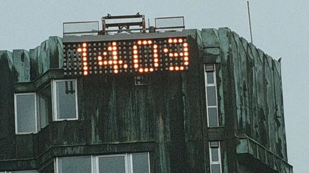 Od srede zvečer naprej  bo  na stavbi TR3 na Trgu republike spet svetila digitalna ura.