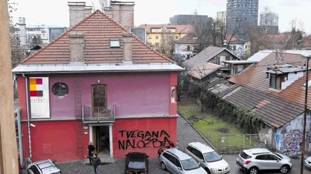 Medtem ko si nekateri mestni svetniki želijo izredne seje o Celici, hostel ostaja zaprt.