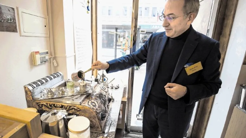 V tur&scaron;ki trgovini na Dunajski cesti v Ljubljani Akin Atay kuha kavo na tradicionalen tur&scaron;ki način.