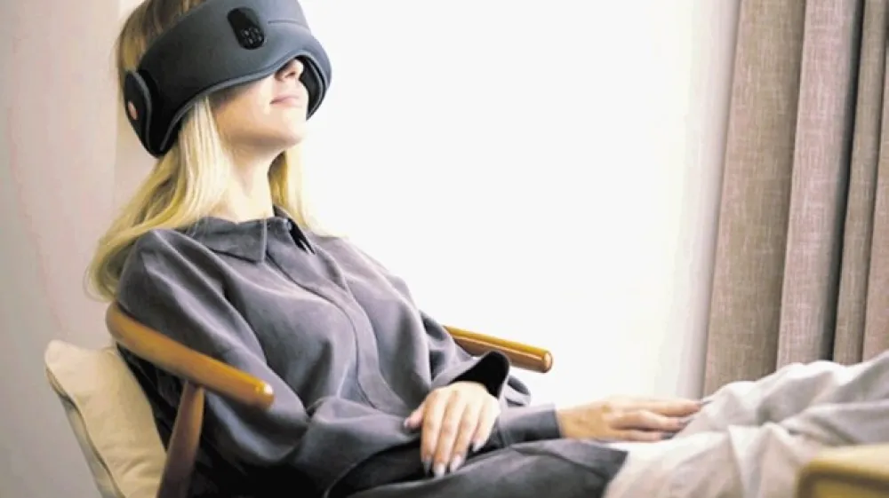 Ko želite zaspati, začne maska oddajati infrardečo svetlobo, zaslona pa začneta utripati v oranžni barvi.