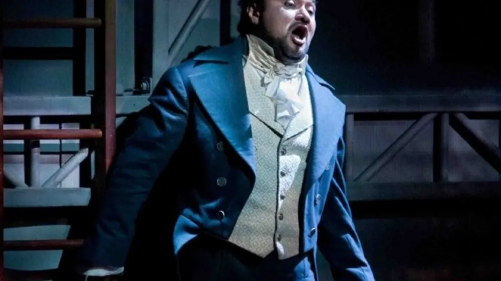 Ram&oacute;n Vargas leta 2009 v Metropolitanski operi v New Yorku med nastopom v Berliozovi operi Faustovo prekletstvo. Vargas je ljubljenec te prestižne operne hi&scaron;e, v njej je imel svoj mednarodni debi in zatem odpel &scaron;e 220 vlog.