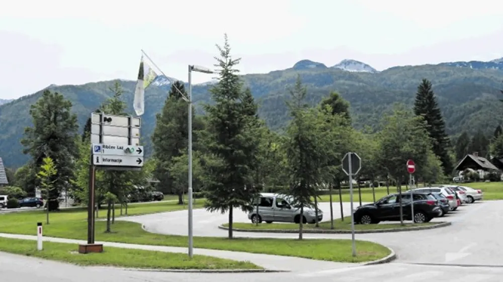 Novih parkiri&scaron;č v neposredni bližini Bohinjskega jezera ne nameravajo graditi. S časom, ko se bodo navade obiskovalcev spreminjale, bi katerega od obstoječih morda celo opustili, razmi&scaron;ljajo.
