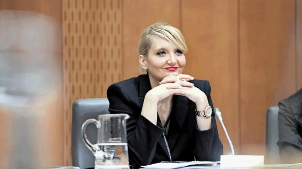 Ena  prvih stvari, ki jih je  Gy&ouml;rk&ouml;s-Žnidarjeva naredila v vlogi notranje ministrice, je bila razre&scaron;itev tedanjega generalnega direktorja policije. Ena zadnjih stvari, ki jih namerava narediti, je  imenovanje novega generalnega direktorja.