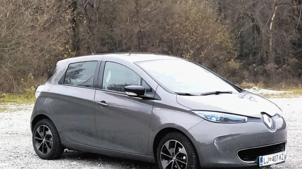 Pri zoeju (levo) tovarna obljublja 403 kilometre dosega, pri e-golfu pa 300, medtem ko v praksi prvi zmore dobrih 300, drugi pa okrog 220 kilometrov.