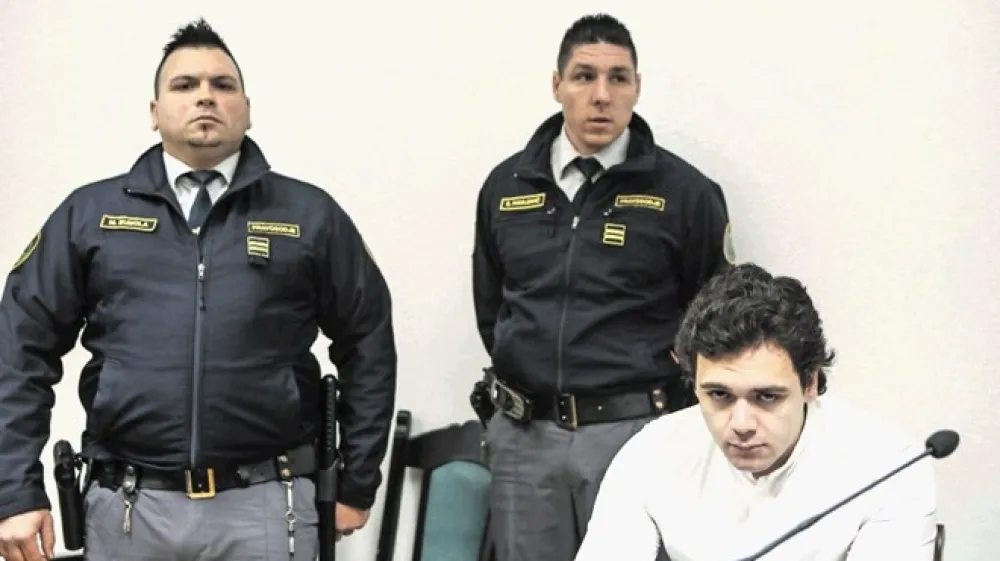 V lokalu, kjer se je družba zadrževala, preden sta obtoženi Stefan Cakić (na fotografiji) in Ga&scaron;per Tič od&scaron;la v igralčevo stanovanje, naj bi bil Cakić vidno živčen. Prijatelja pokojnega pravita, da se je njuno prijateljevanje začelo prav v lokalu.