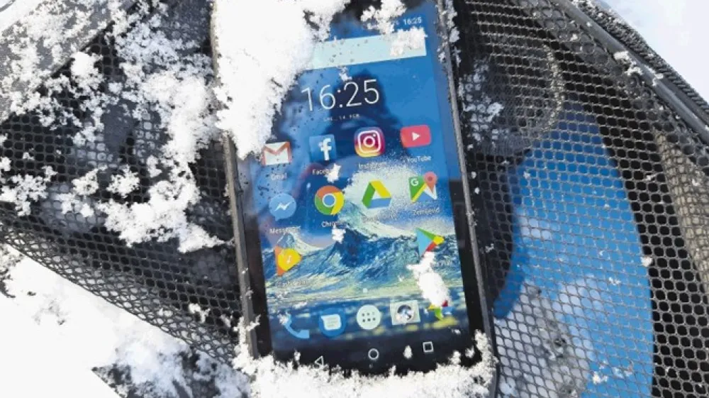 Action X3 ima posebno ojačan zaslon, ki do neke mere omogoča rabo tudi z rokavicami.