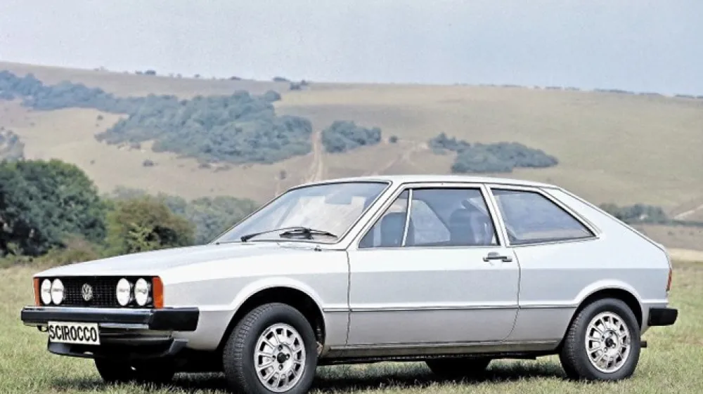 Volkswagen scirocco prve generacije je bil narejen na enaki platformi kot prvi golf, s katerim sta na ceste zapeljala praktično hkrati.