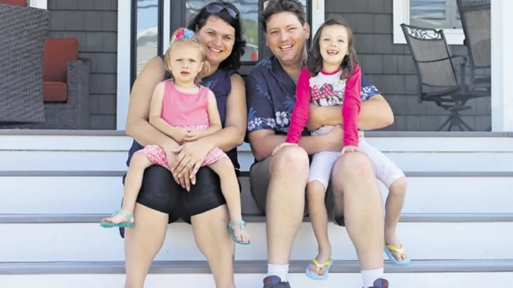 Sara z možem Tylerjem ter hčerama Maro in Francesko. (Foto: osebni arhiv)