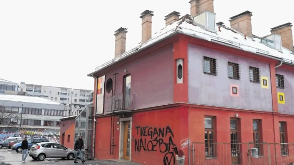 Po napovedih mestnih funkcionark naj bi hostel Celica vrata spet odprl pred poletno turistično sezono.