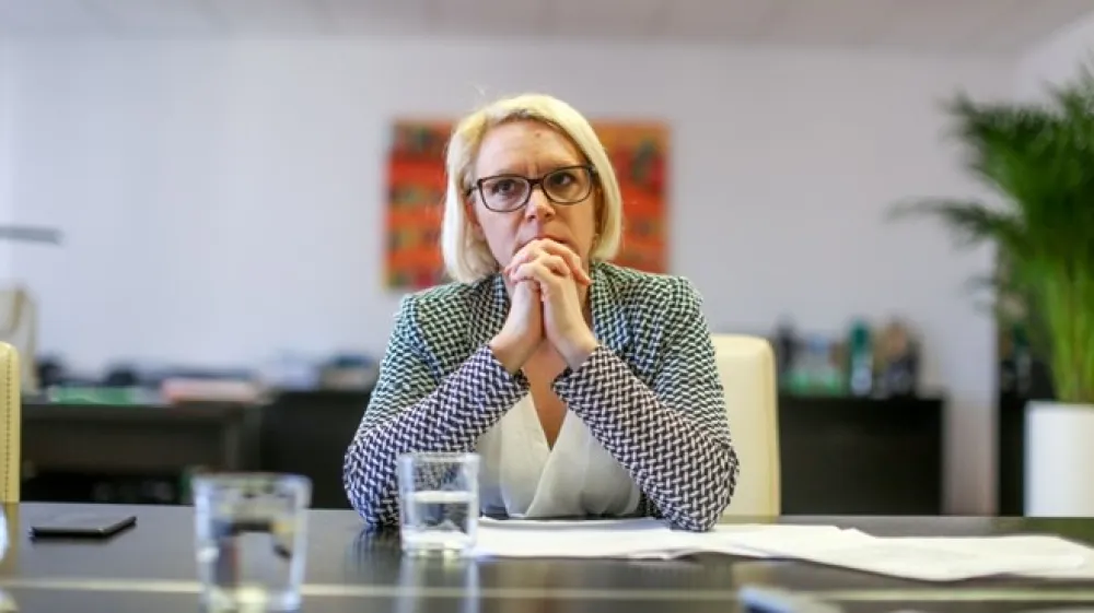 Ministrica za delo je prej&scaron;nji teden sporočila, da je predlog za zvi&scaron;anje pomoči propadel. Zdaj je v vladi.